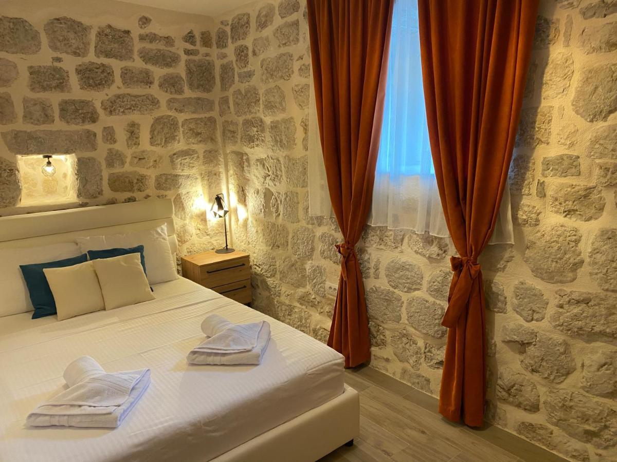 Apartment Caserma Kotor Luaran gambar