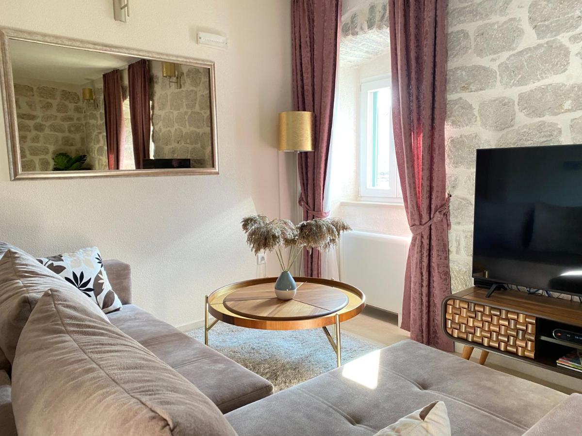 Apartment Caserma Kotor Luaran gambar
