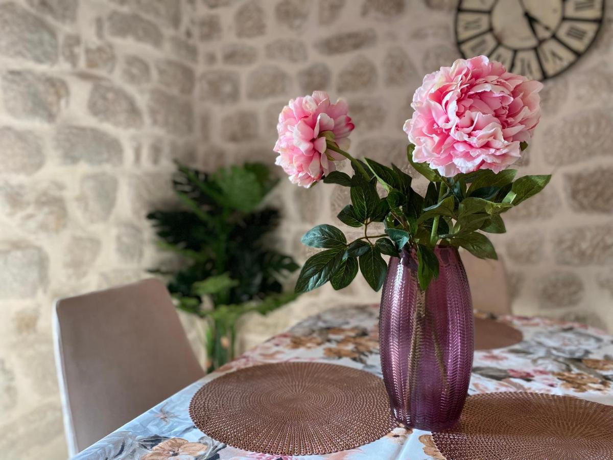 Apartment Caserma Kotor Luaran gambar