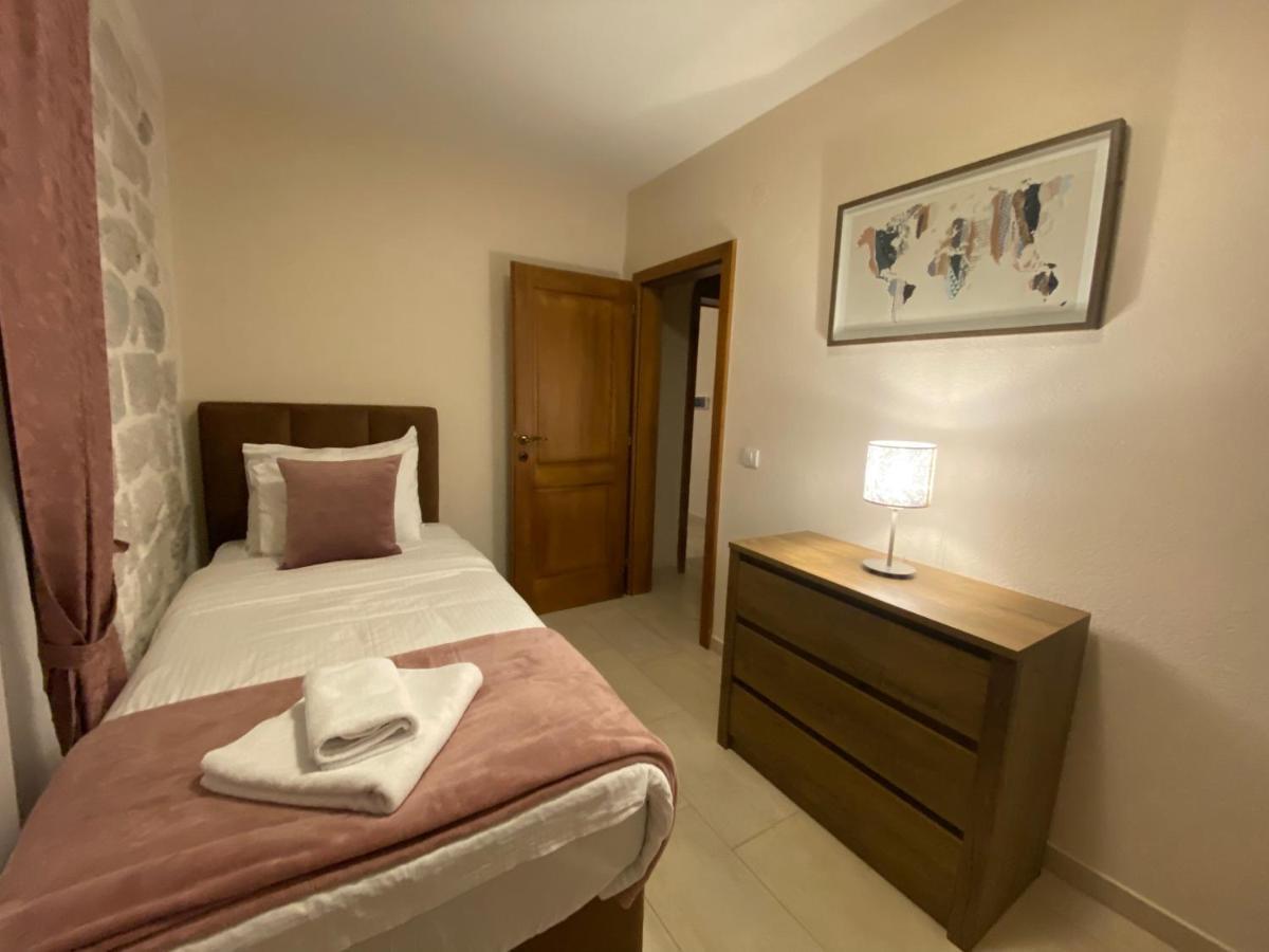 Apartment Caserma Kotor Luaran gambar