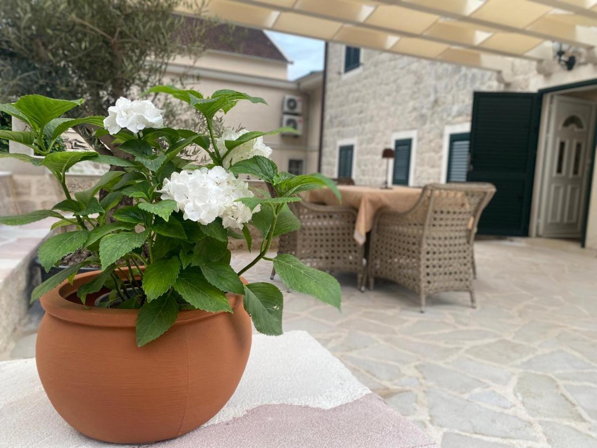 Apartment Caserma Kotor Luaran gambar