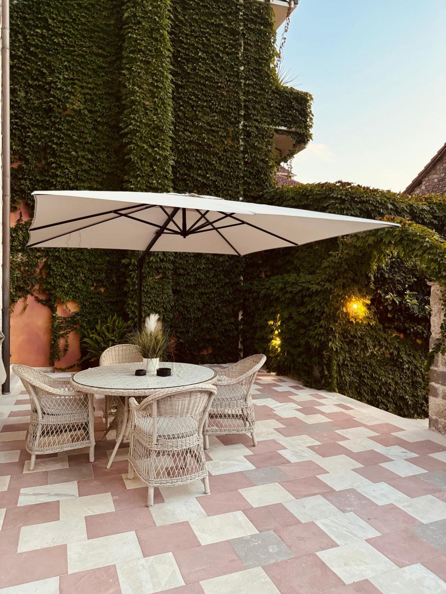 Apartment Caserma Kotor Luaran gambar